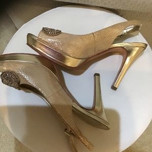 Ladies gold dressy formal shoe. Size 6.